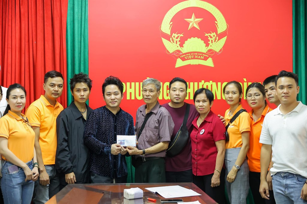 Tùng Dương và Tăng Duy Phúc trao số tiền hơn 370 triệu đồng giúp đỡ các nạn nhân