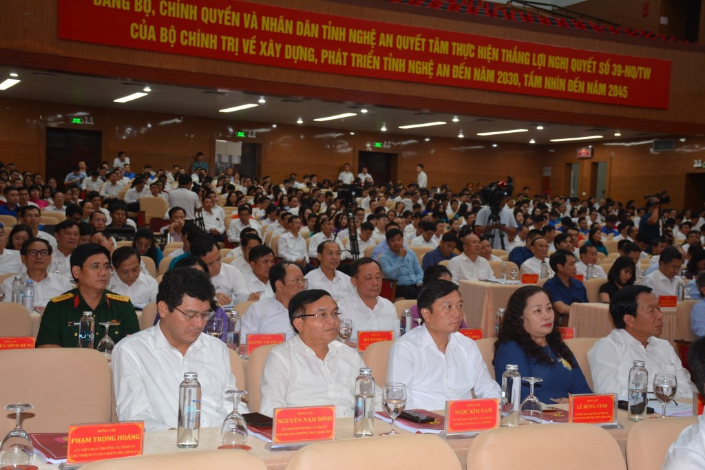 Các đồng chí lãnh đạo tỉnh Nghệ An dự hội nghị tại điểm cầu chính.