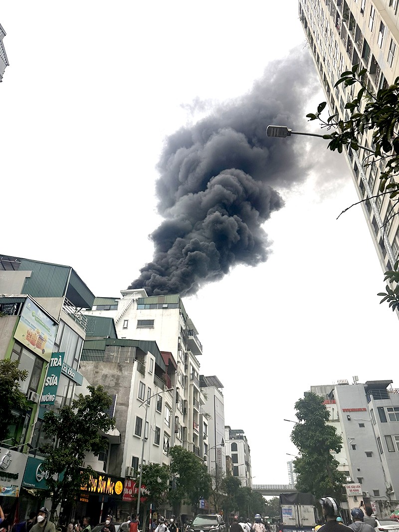 Cột khói từ vụ cháy bốc cao hàng chục mét khiến nhiều người lo sợ
