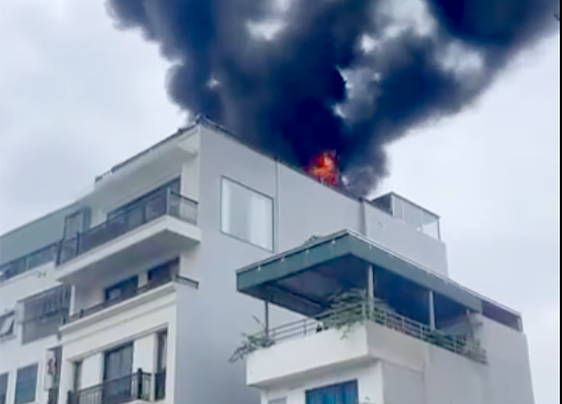 Ngọn lửa bùng phát ở tầng tum của ngôi nhà 28 Vũ Trọng Phụ (quận Thanh Xuân)