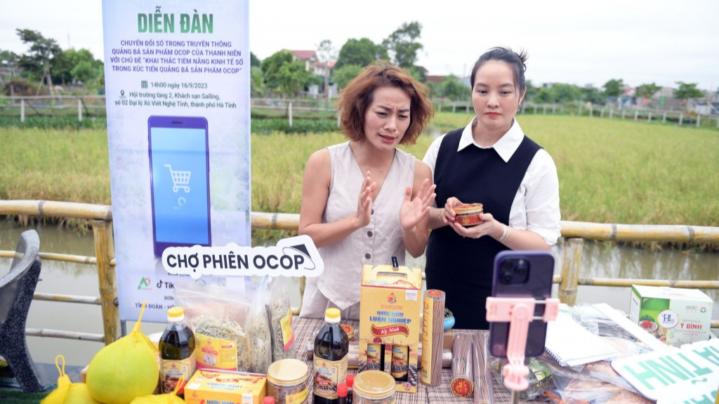 “Cầm tay, chỉ việc” bán sản phẩm OCOP qua phương tiện số cho thanh niên