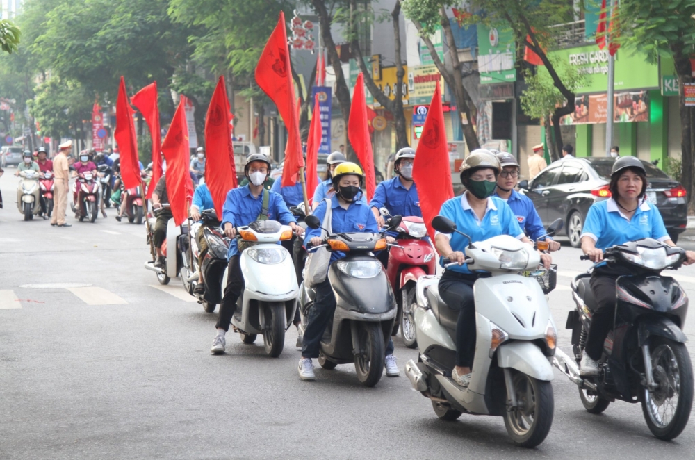 Lực lượng đoàn viên thanh niên quận Tây Hồ tham gia tuyên truyền phòng, chống dịch sốt xuất huyết