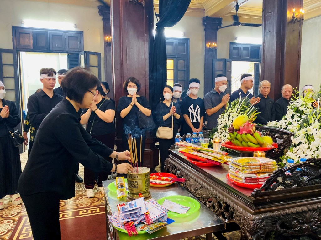 Phạm Thị Thanh Mai thắp hương chia sẻ mất mát cùng gia đình.