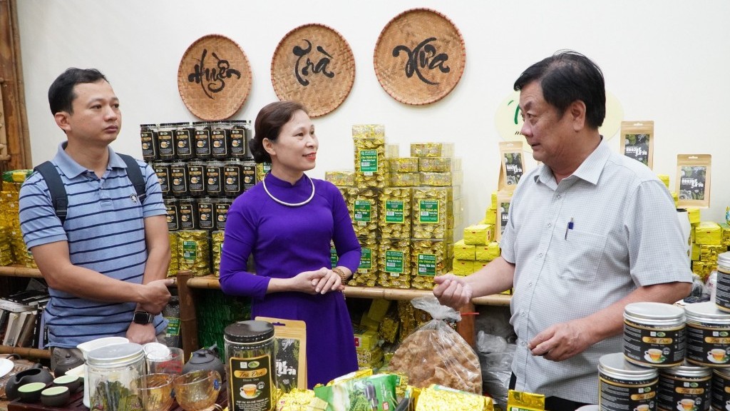 Bộ trưởng Lê Minh Hoan tham quan Hội chợ triển lãm Nông nghiệp Quốc tế lần thứ 23
