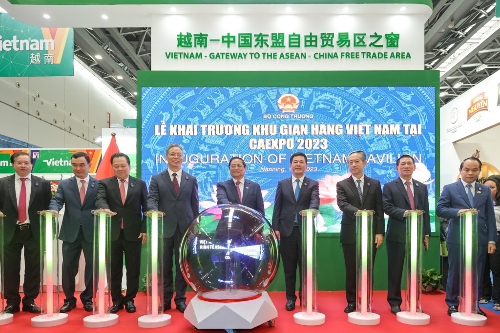 Thủ tướng Chính phủ Phạm Minh Chính khai trương và tham quan Khu gian hàng thương mại của Việt Nam tại Hội chợ - Ảnh: VGP/Nhật Bắc