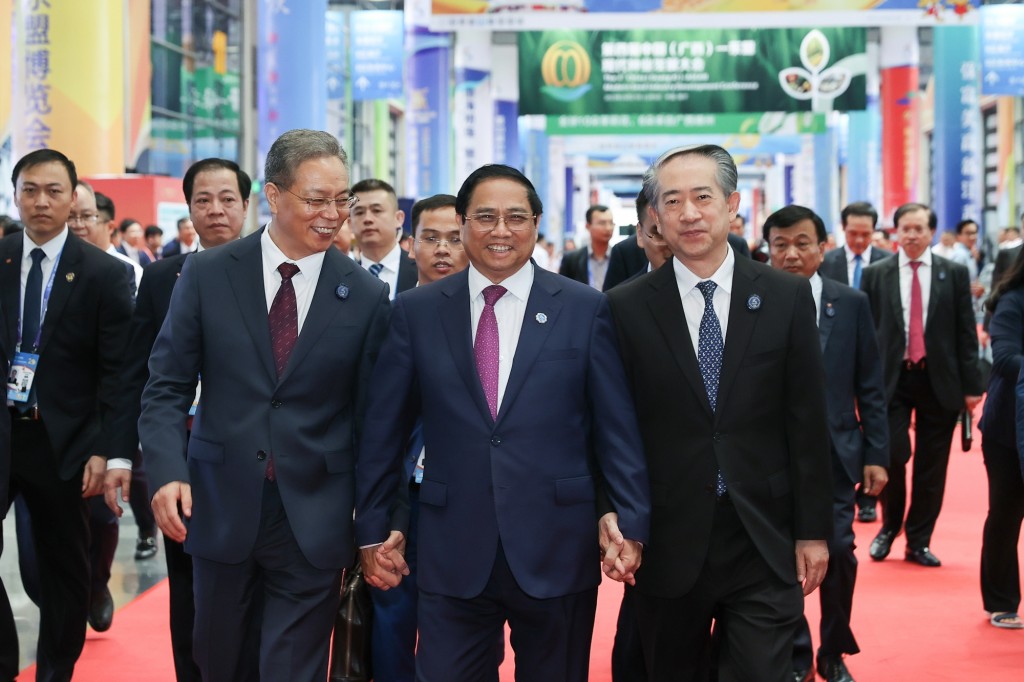 Thủ tướng Phạm Minh Chính, Ủy viên thường vụ khu ủy, Trưởng ban Tổ chức khu ủy Quảng Tây (trái), Đại sứ Trung Quốc tại Việt Nam (phải) tham quan các gian hàng tại Hội chợ - Ảnh: VGP/Nhật Bắc