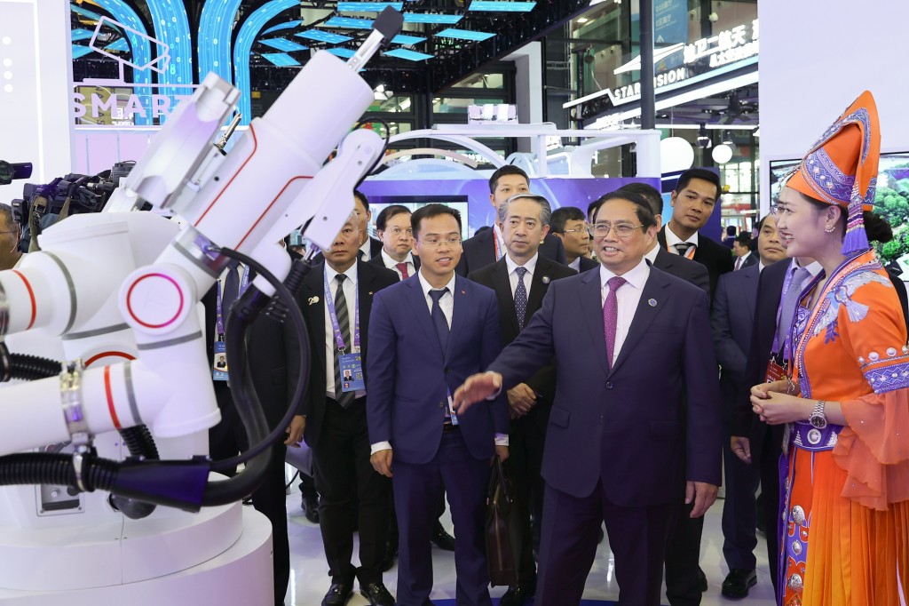 Thủ tướng thăm gian hàng trưng bày sản phẩm công nghệ cao của Trung Quốc - Ảnh: VGP/Nhật Bắc