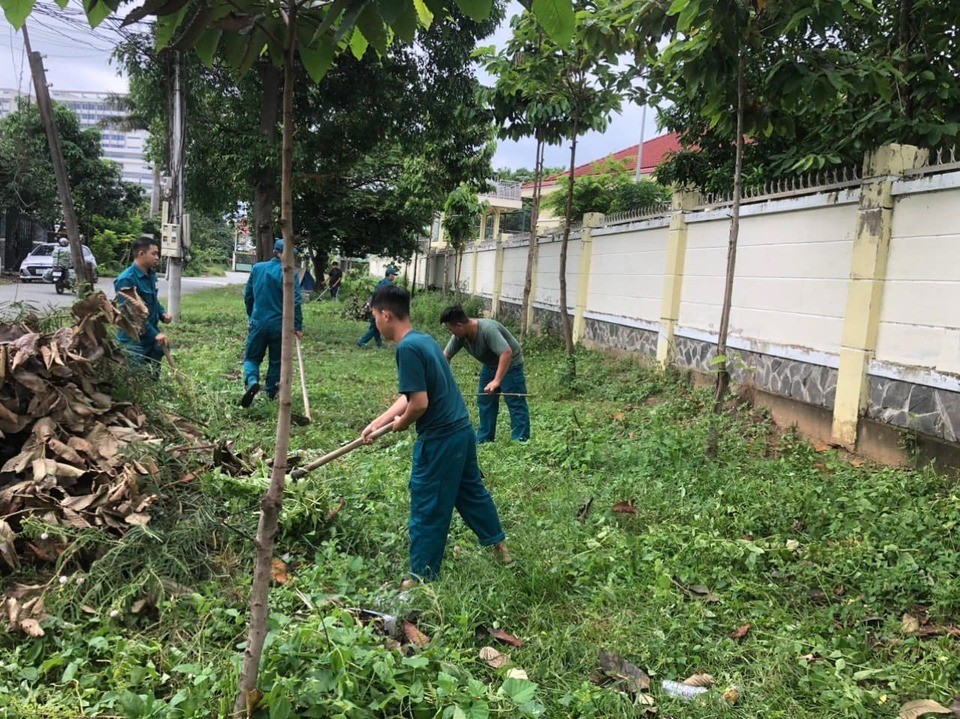 Đoàn viên tham gia dọn dẹp vệ sinh