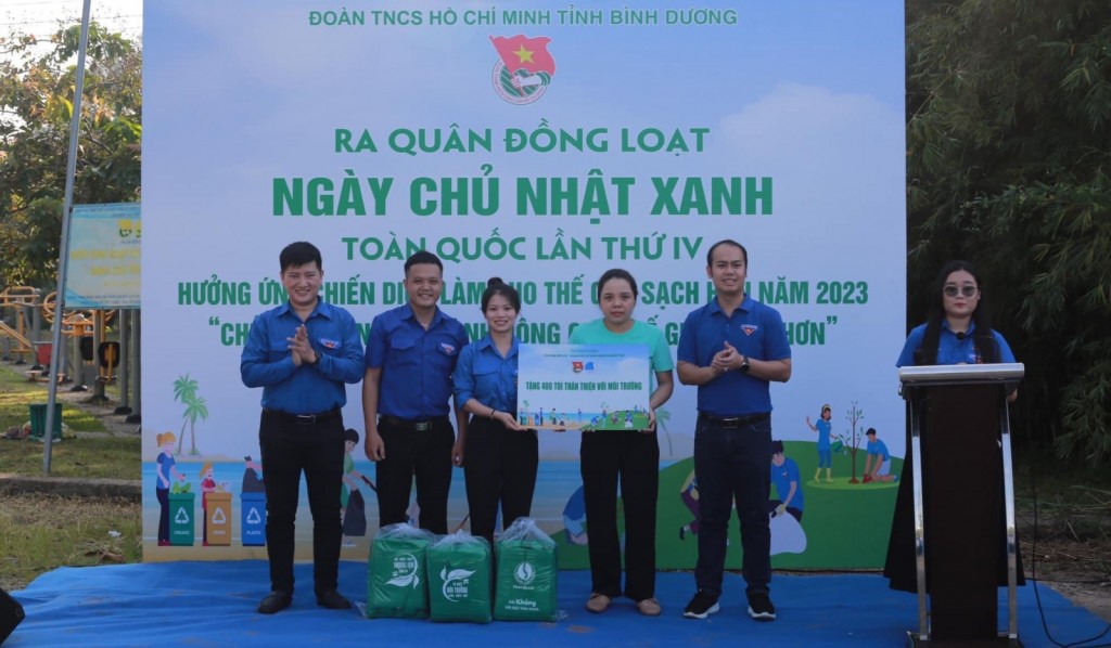 Đoàn Thanh niên xã Phú An được trao tặng  400 túi thân thiện bảo vệ môi trường 