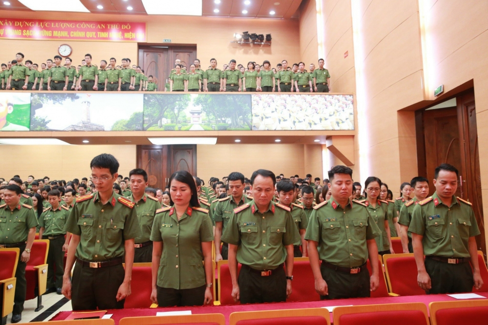 Toàn thể cán bộ chiến sĩ Công an TP Hà Nội dành phút tưởng niệm nạn nhân tử vong trong vụ cháy ở Thanh Xuân