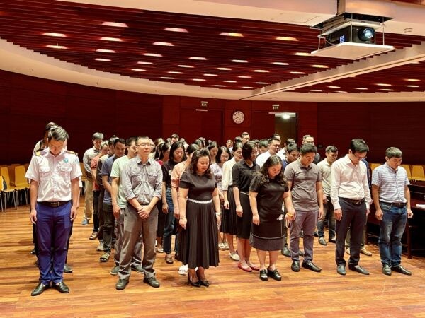 Cán bộ Bảo tàng Hà Nội dành phút mặc niệm các nạn nhân tử vong