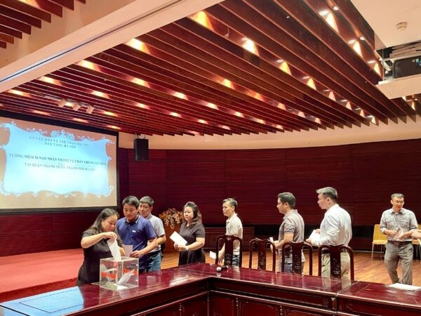 Cán bộ, nhân viên Bảo tàng Hà Nội ủng hộ các nạn nhân