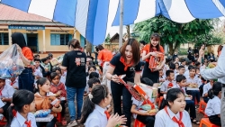 Home Credit thắp sáng ước mơ tới trường cho các em học sinh tại Buôn Hồ, Đắk Lắk