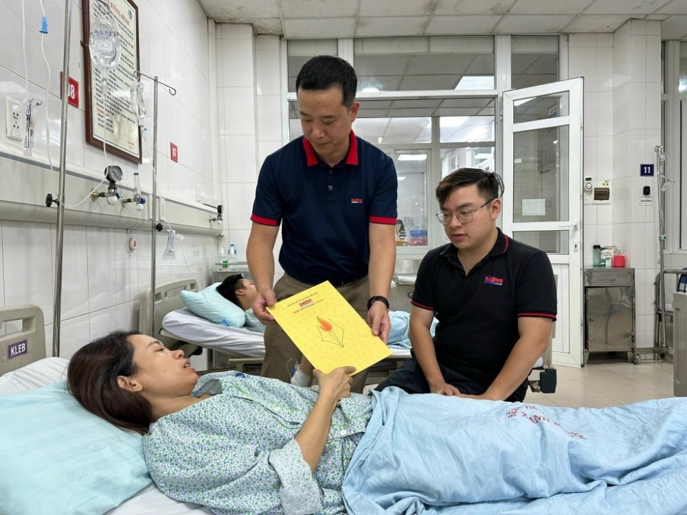 Đại diện Chi đoàn Báo Tuổi trẻ Thủ đô đã thăm hỏi, tặng quà vợ chồng chị Đặng Thị Hải Yến, nạn nhân vụ cháy chung cư mini, đang điều trị tại BV Xanh Pôn