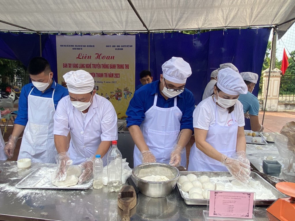 Các thợ bánh trình diễn làm bánh Trung thu