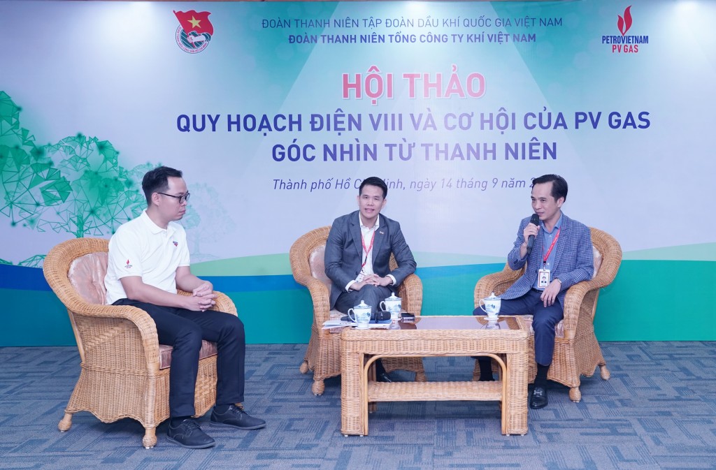 Đồng chí Huỳnh Quang Hải, Phó Tổng Giám đốc chia sẻ với thanh niên PV GAS