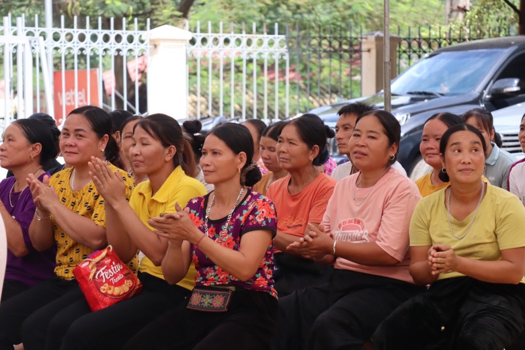 Nhân dân bản Mọc rất vui mừng dự lễ khởi công xây dụng cầu