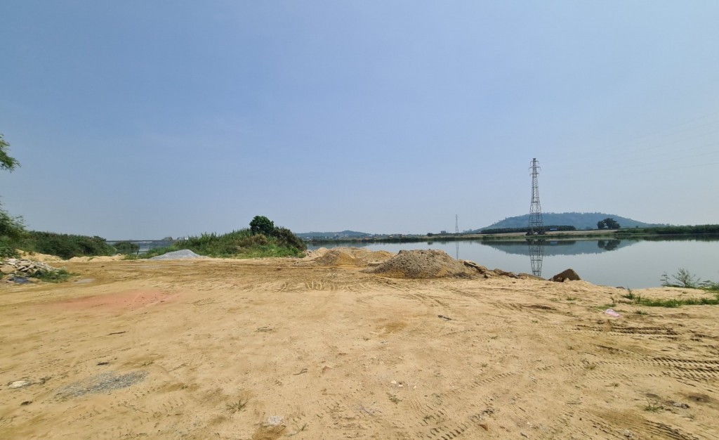 Thời gian qua, trên khu vực sông Trà Khúc là “điểm nóng” về khai thác, tập kết, vận chuyển, mua bán cát trái phép (ảnh PV) 