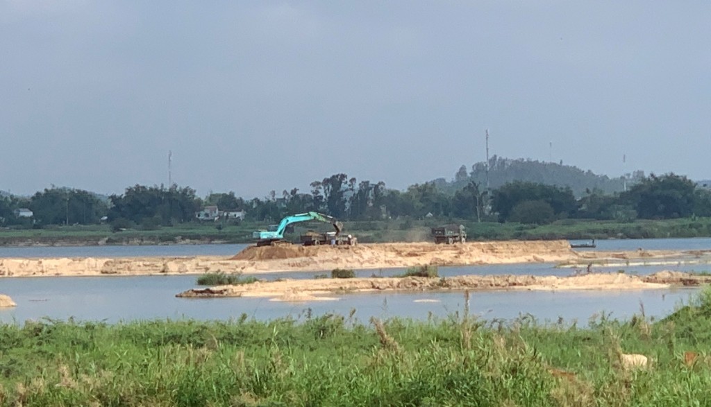 UBND tỉnh Quảng Ngãi yêu cầu các cơ quan, đơn vị, địa phương xử lý triệt để tình trạng khai thác cát trái phép trên sông Trà Khúc (ảnh Hà My)