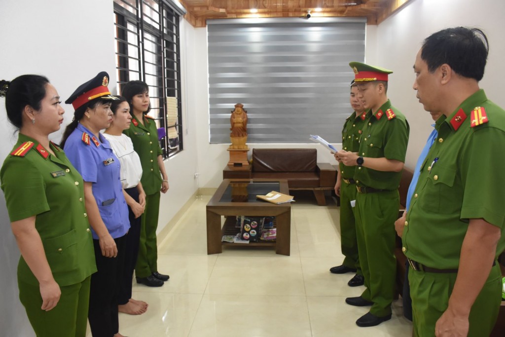 Cơ quan Cảnh sát điều tra Công an tỉnh thi hành lệnh bắt Lê Chí Cường, nguyên Giám đốc  và Đỗ Thị Dung