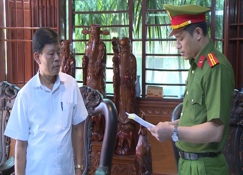 Cơ quan Cảnh sát điều tra Công an tỉnh thi hành lệnh bắt Lê Chí Cường,