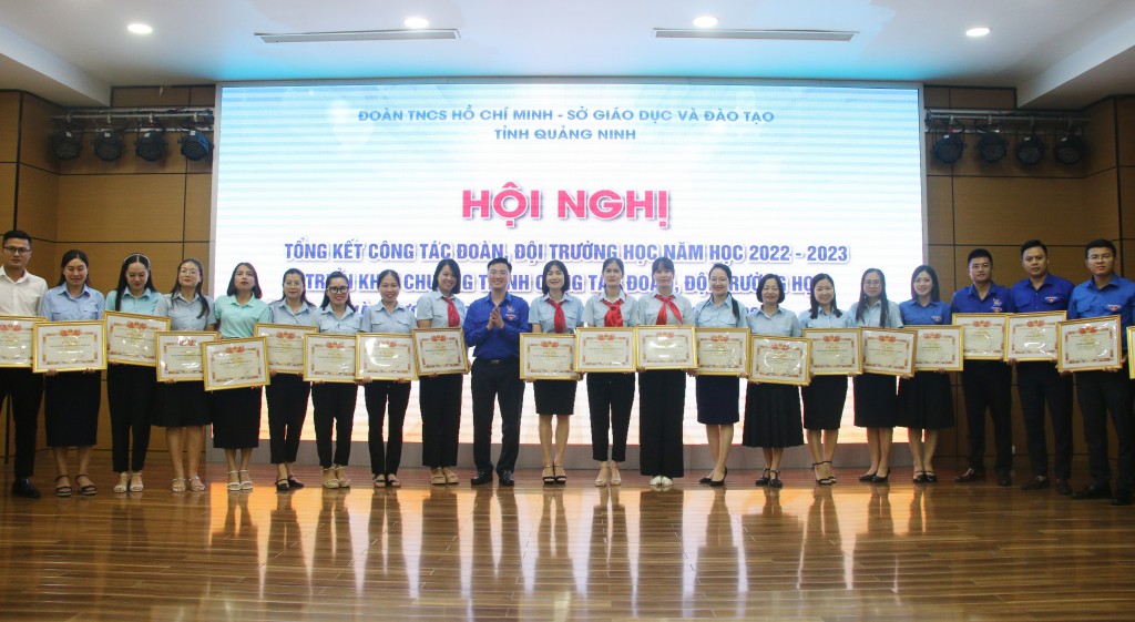 Đồng chí Hoàng Văn Hải, Bí thư Tỉnh Đoàn trao tặng bằng khen của Ban Chấp hành Tỉnh Đoàn cho các tập thể có thành tích xuất sắc trong công tác Đội và phong trào thiếu nhi năm học 2022 - 2023.