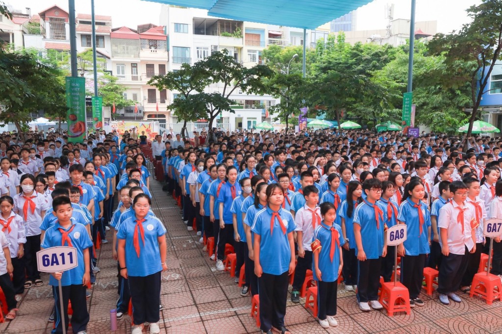 Tập thể trường THCS Phan Chu Trinh xúc động dành phút mặc niệm các nạn nhân vụ hỏa hoạn