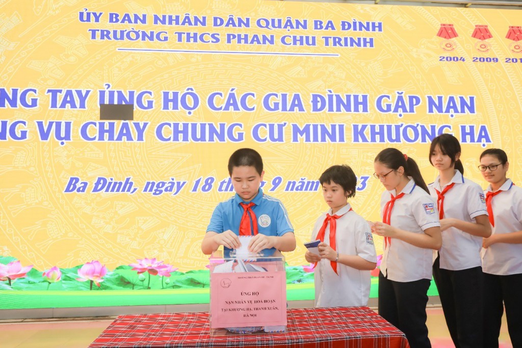  Đại diện các lớp quyên góp, hỗ trợ các nạn nhân với mong muốn làm vơi đi nỗi đau