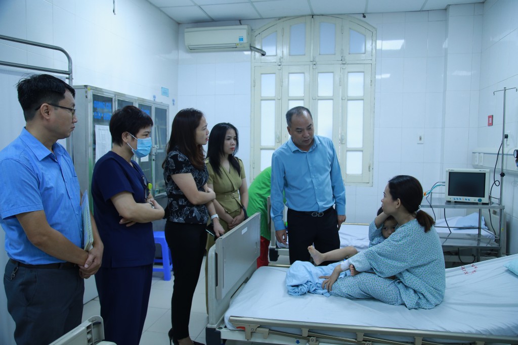 Đại diện Quỹ Bảo trợ trẻ em Việt Nam đến thăm hỏi và động viên các nạn nhân trong vụ cháy chung cư mini