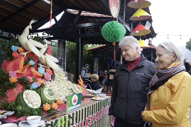 Khách nước ngoài hào hứng tham quan gian hàng các món ăn tại Hội thi Ẩm thực Du lịch Quảng Bình 2022 (nguồn: Báo Quảng Bình)