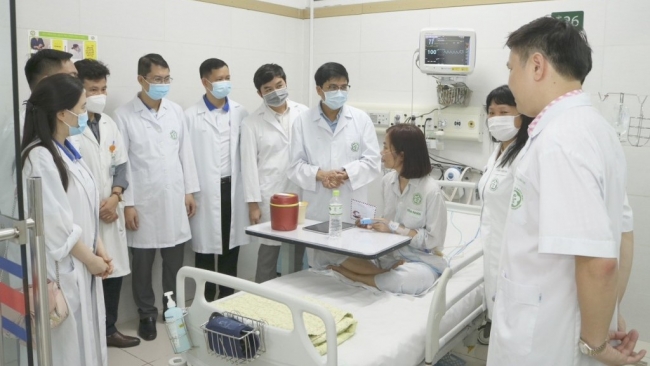 Ngành Y tế tặng quà, động viên các bệnh nhân đang điều trị do vụ cháy chung cư mini