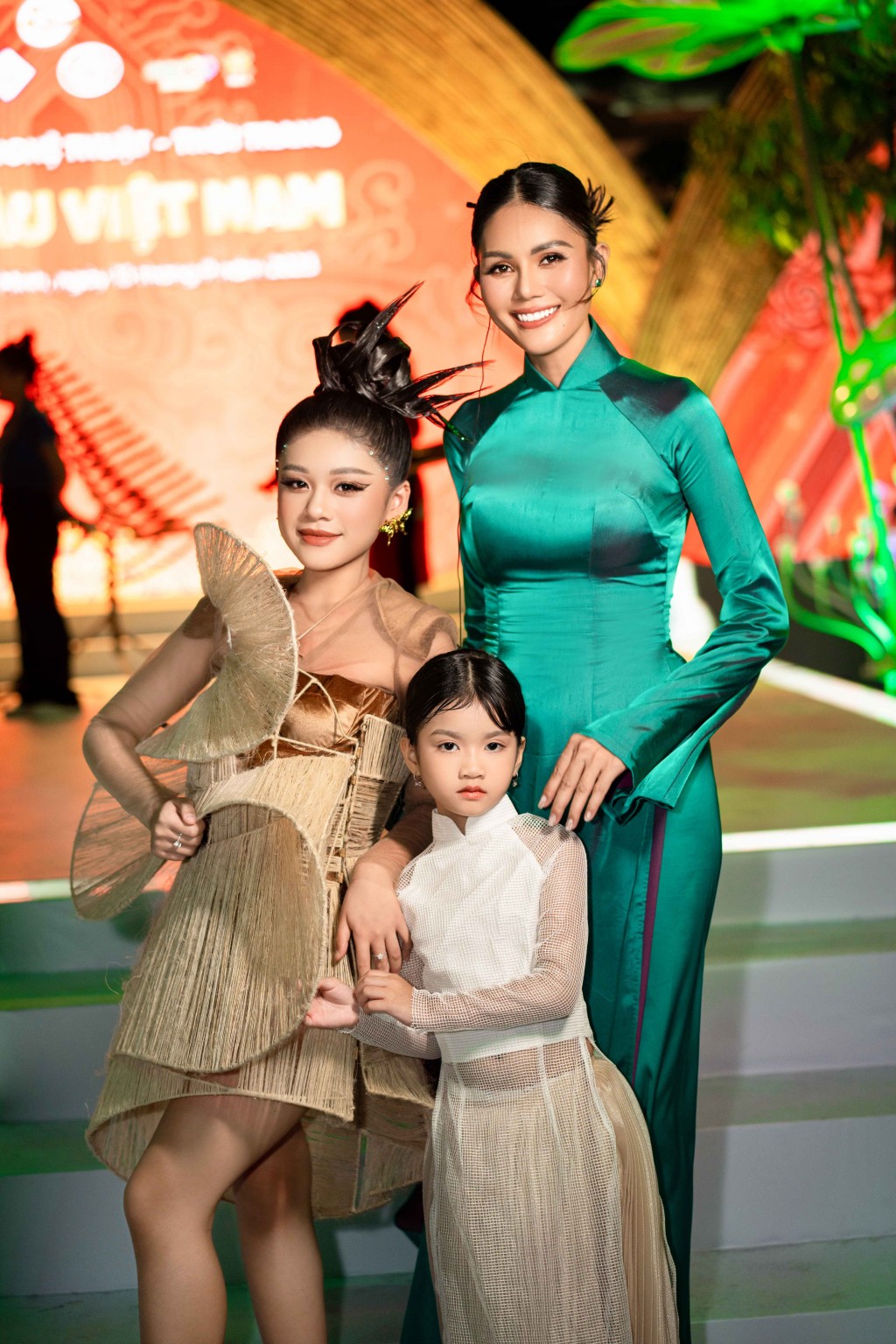 Mẫu nhí Thái Trân và Hoa hậu Kim Nguyên