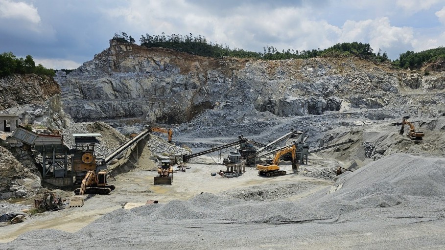 Quảng Nam: Chủ mỏ cho thuê đất khai thác khoáng sản khi giấy phép đã hết hạn?