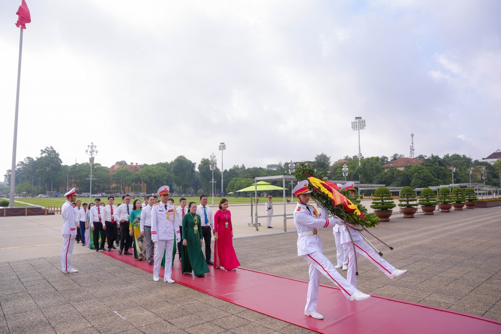 Đại diện các đoàn đại biểu Hội Nông dân thành phố Hà Nội viếng Lăng Bác