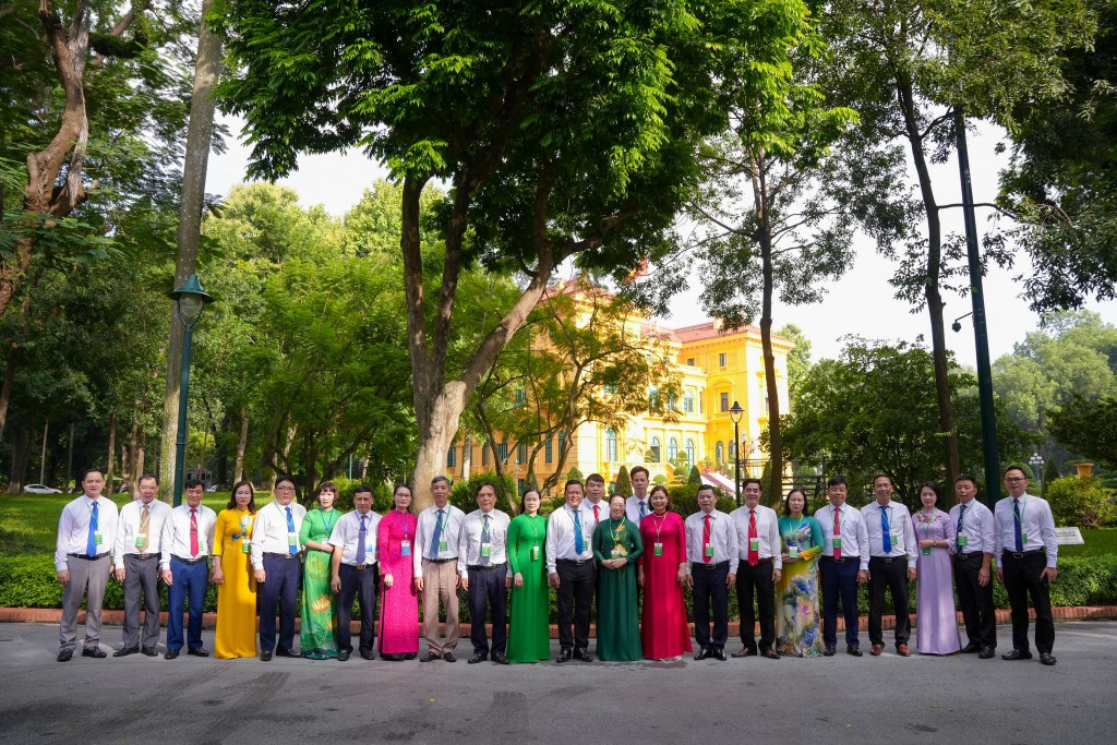 Đại diện các đoàn đại biểu Hội Nông dân thành phố Hà Nội viếng Lăng Bác