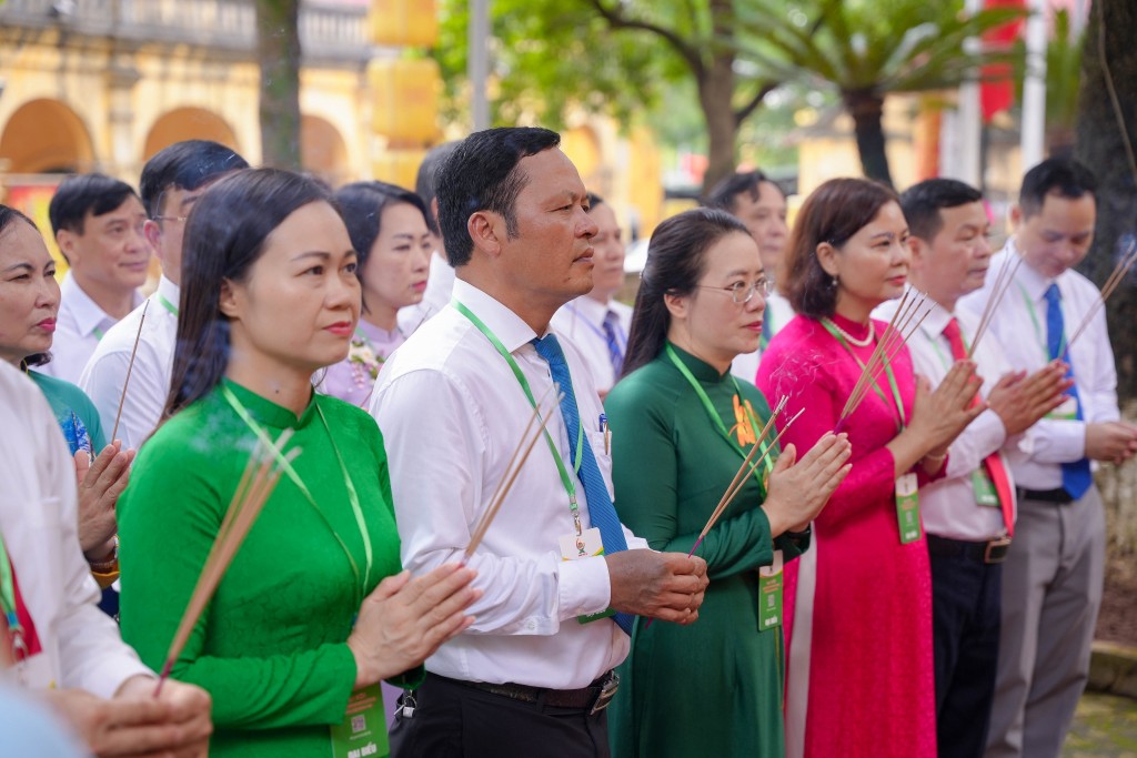 Đại diện các đoàn đại biểu Hội Nông dân thành phố Hà Nội viếng Lăng Bác