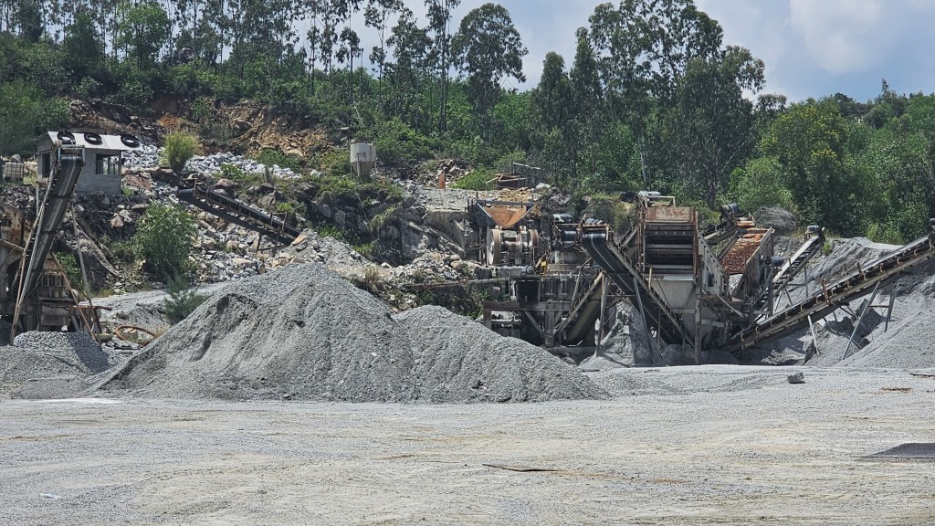 Hết hạn thuê đất, Công ty Rạng Đông vẫn sản xuất, vận chuyển khoáng sản ra khỏi mỏ