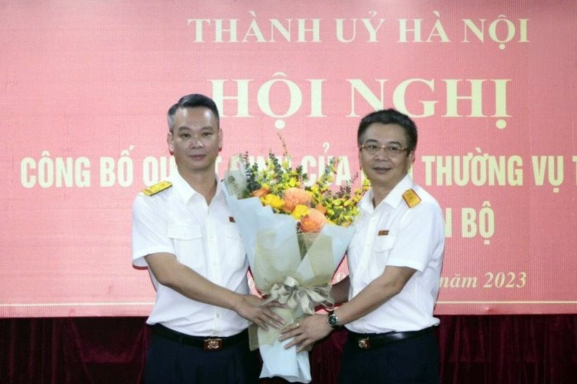 Lãnh đạo Tổng Cục thuế tặng hoa chúc mừng đồng chí Vũ Mạnh Cường