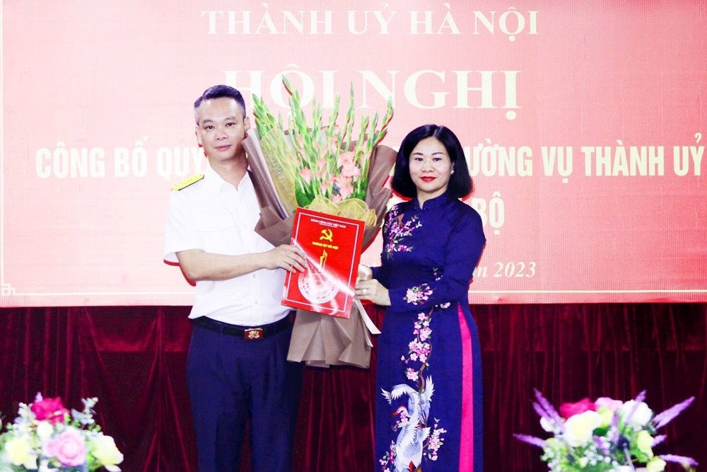 Phó Bí thư Thường trực Thành ủy Nguyễn Thị Tuyến trao quyết định và chúc mừng đồng chí Vũ Mạnh Cường.