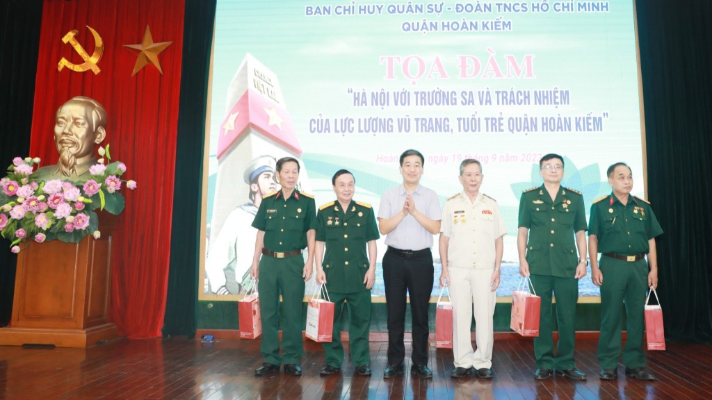Lãnh đạo quận Hoàn Kiếm tặng quà cựu chiến binh từng công tác tại Trường Sa 