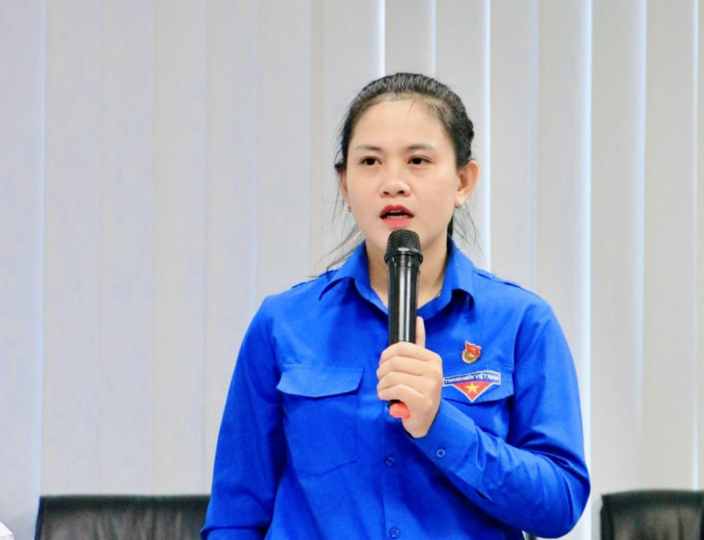 2.	Bà Trần Thị Diễm Trinh, Bí thư Tỉnh Đoàn Bình Dương ghi nhận tình cảm của báo Tuổi trẻ Thủ đô đối với tỉnh Bình Dương