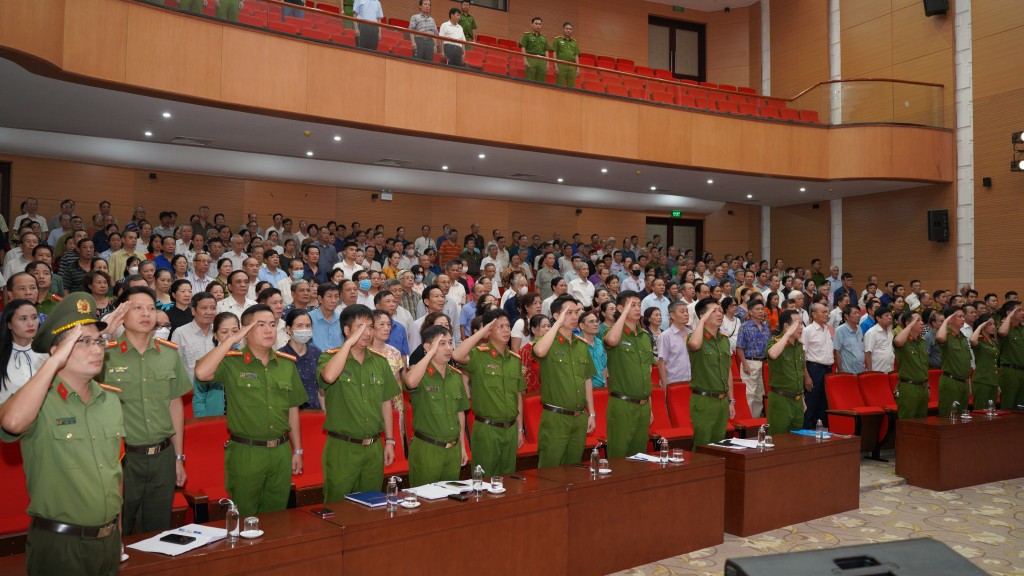 Hội nghị có sự góp mặt của lực lượng Công an quận Đống Đa cùng hơn 300 người có uy tín thuộc 21 phường trên địa bàn quận