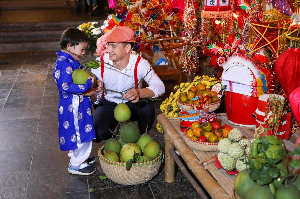 Xuân Bắc cùng các em nhỏ thưởng thức 