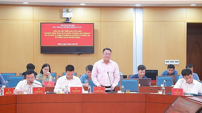 Giám đốc Sở Thông tin và Truyền thông Hà Nội Nguyễn Việt Hùng báo cáo với Đoàn kiểm tra