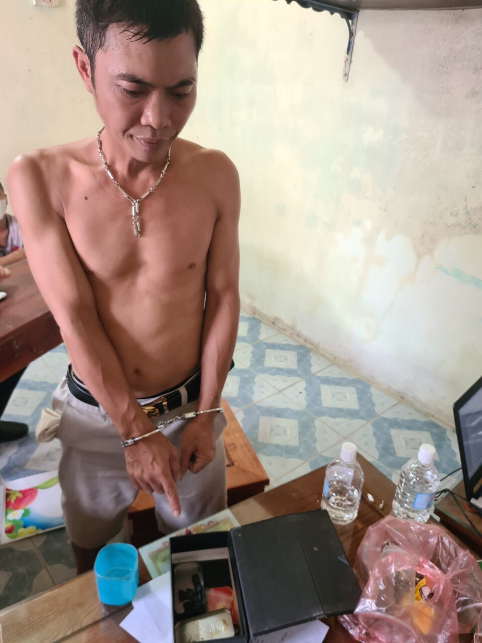 Đối tượng Hưng cùng vật chứng  ma túy