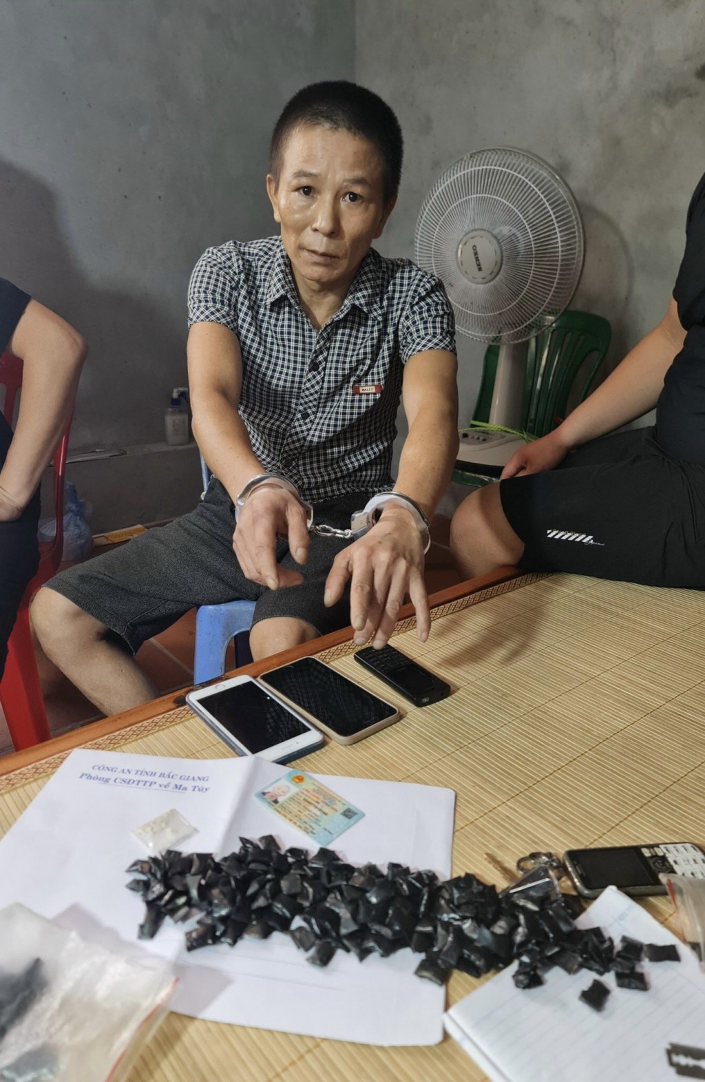 Đối tượng Phú cùng vật chứng ma túy