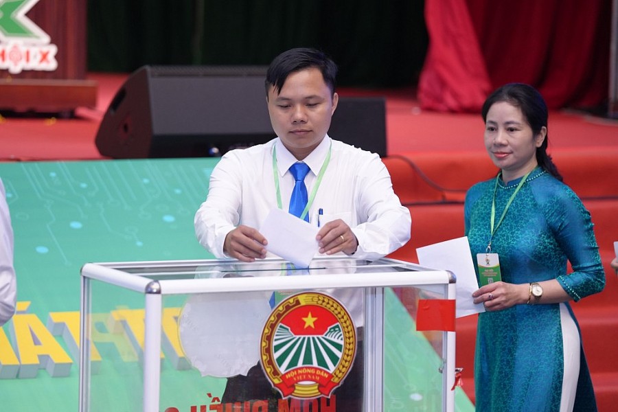 Các đại biểu bỏ phiếu bầu Ban Chấp hành Hội Nông dân thành phố Hà Nội khóa X, nhiệm kỳ 2023 - 2028
