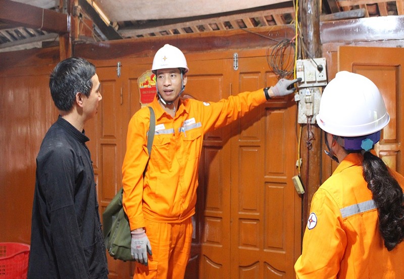 Hướng dẫn khách hàng sử dụng điện an toàn, chống chập cháy nổ tại các nhà sàn bằng gỗ nằm trong khu du lịch cộng đồng huyện Bắc Sơn, Lạng Sơn