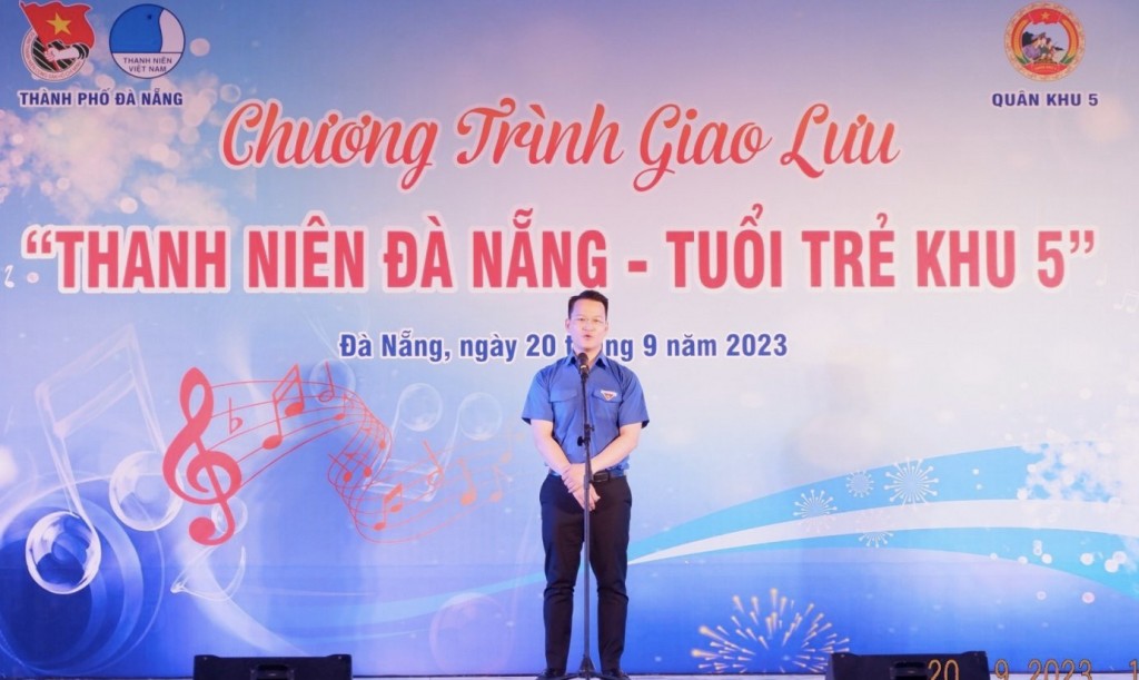 Bí thư Thành đoàn Đà Nẵng, anh Nguyễn Mạnh Dũng cho biết đây là dịp để tuổi trẻ thành phố và Quân khu 5 giao lưu, nâng cao đời sống tinh thần (ảnh Đ.Minh)