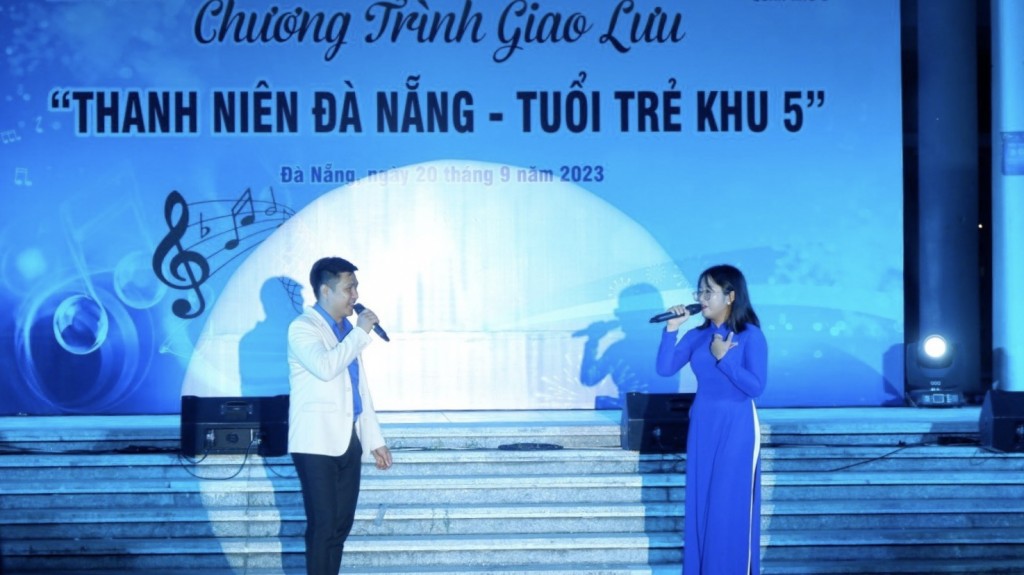 Các tiết mục giao lưu văn nghệ giữa 2 đơn vị nhận được sự cổ vũ nhiệt tình, sôi nổi của các đoàn viên, thanh niên (ảnh Đ.Minh)